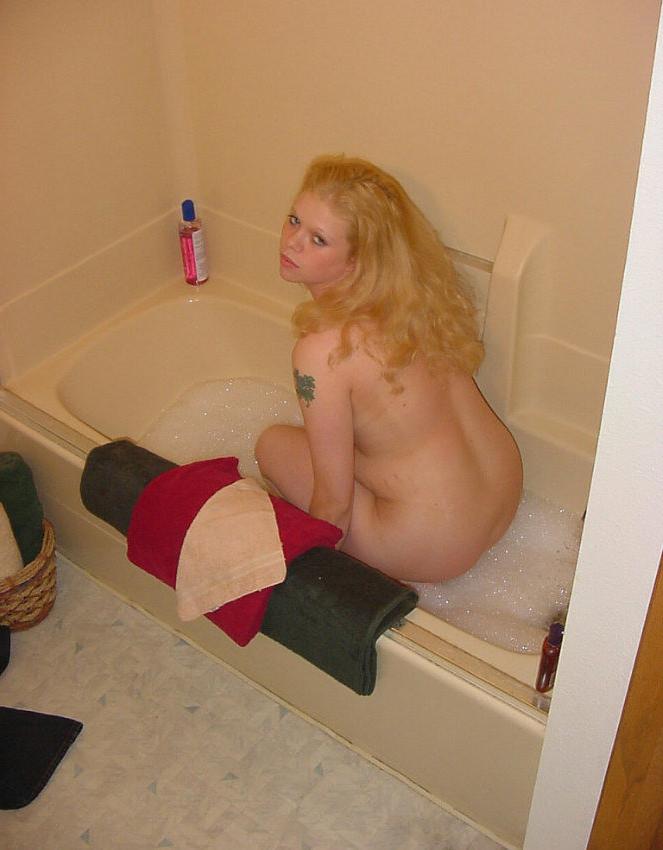 15P Redhead fattie bathing chubby ass