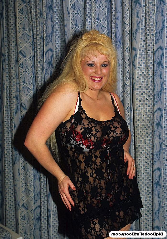 16P Blonde bimbo with big tits gets a fucking by two cocks