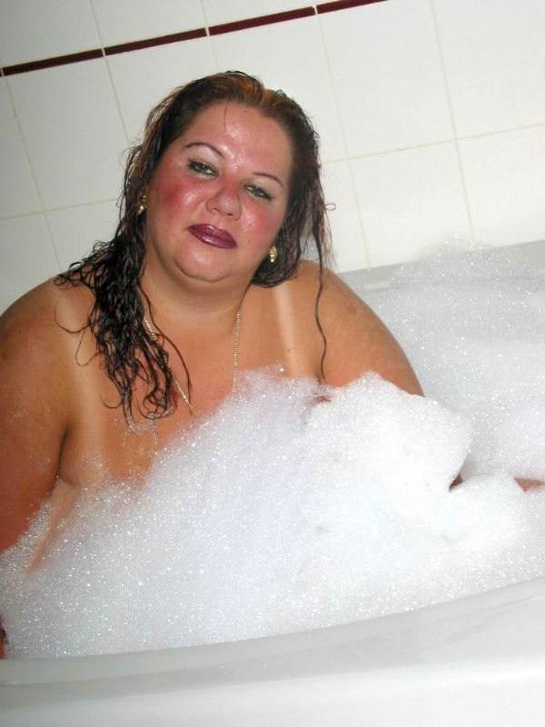 15P Very huge babe bathing chubby tits
