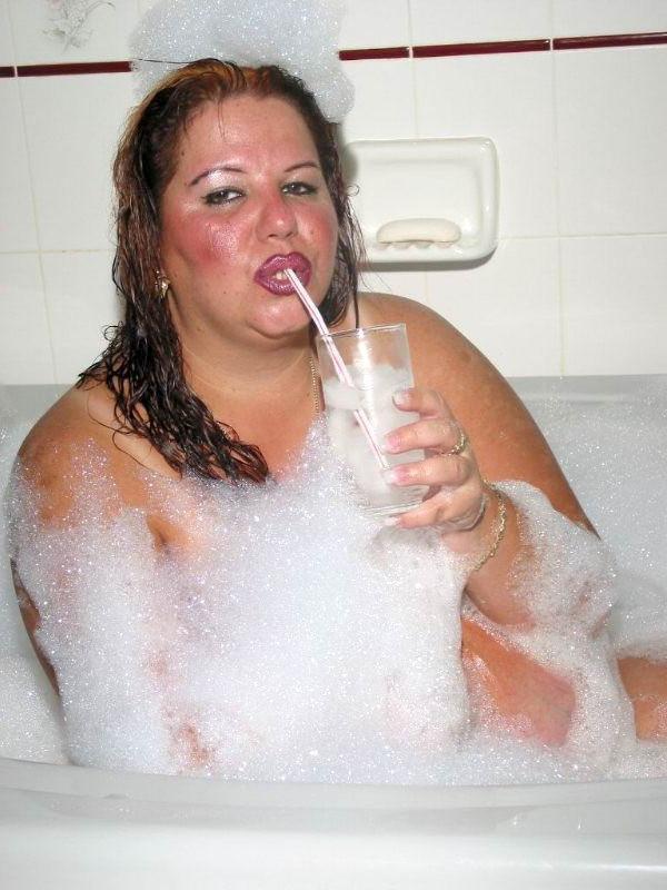15P Very huge babe bathing chubby tits