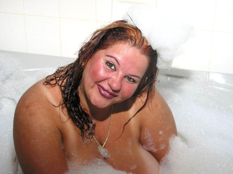 15P Very huge babe bathing chubby tits