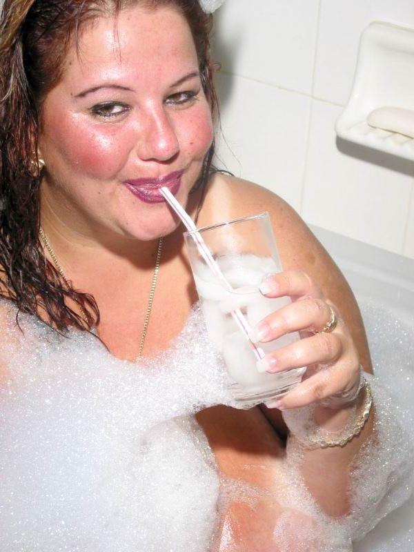 15P Very huge babe bathing chubby tits