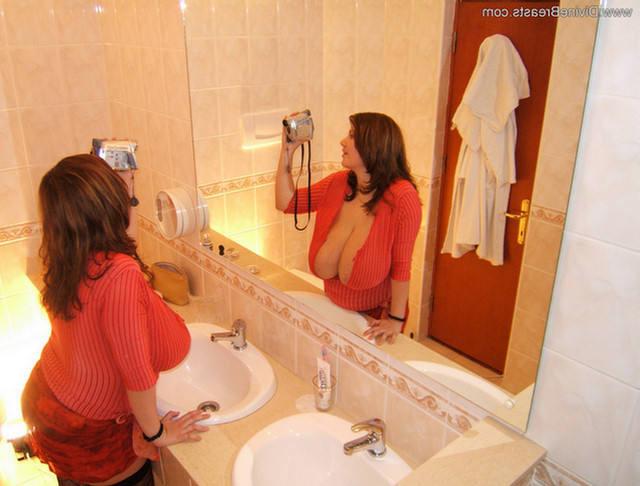 15P Alicia Loren playing with her camera in the bathroom