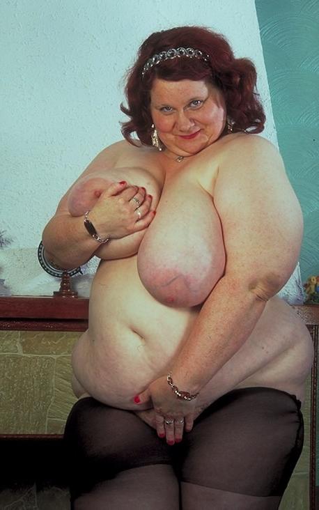 20P Naked horny fat mature fondling her huge tits while teasing