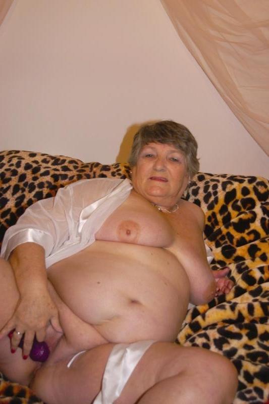 20P Horny fat mature stuffing her pussy with a dildo