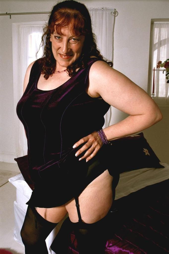 20P Striptease-Fett-Reife liebt es, ihre rasierte Muschi zu spreizen