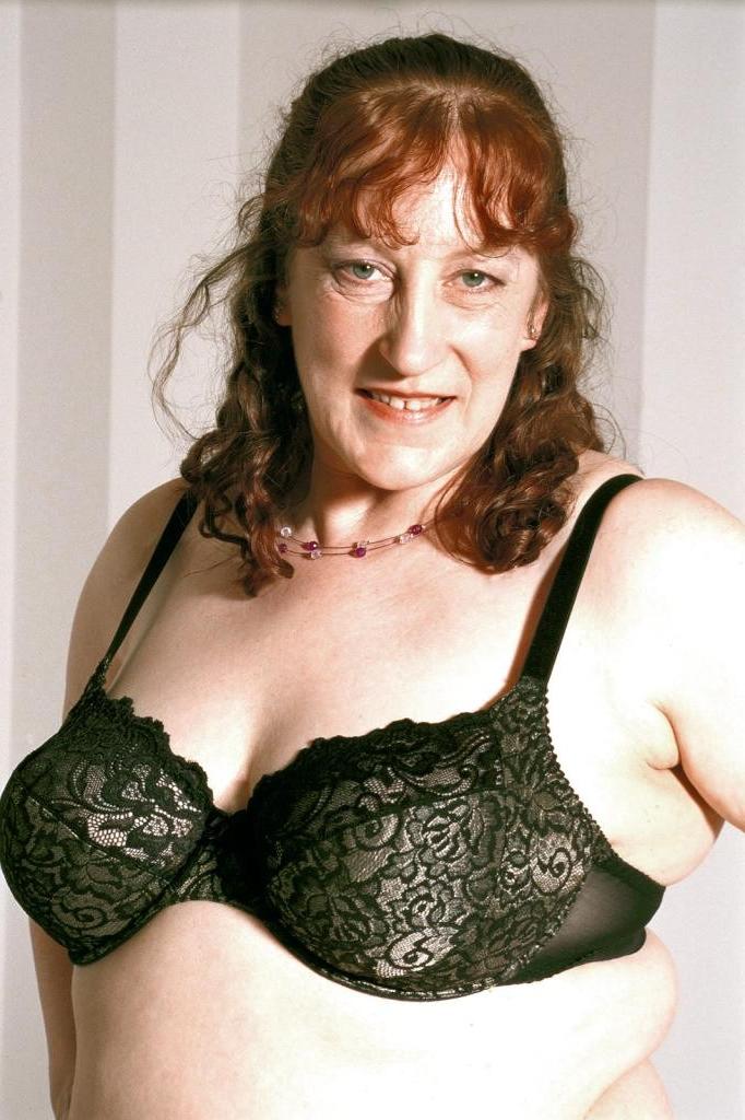 20P Striptease-Fett-Reife liebt es, ihre rasierte Muschi zu spreizen