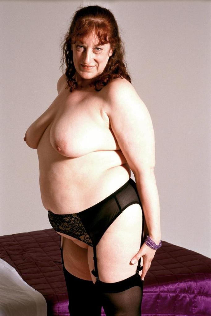 20P Striptease-Fett-Reife liebt es, ihre rasierte Muschi zu spreizen