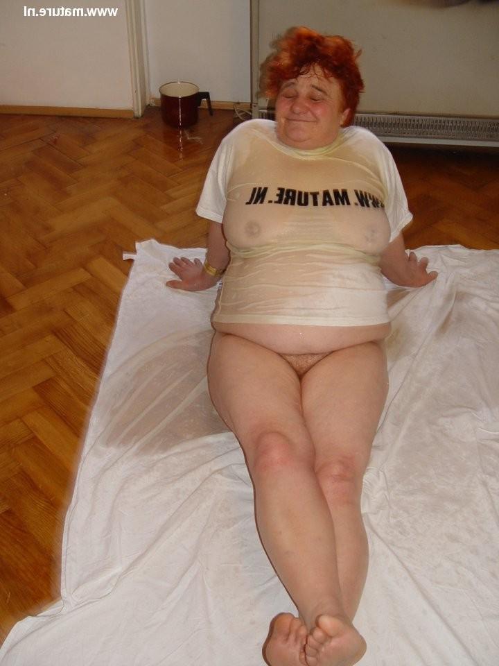 16P mature fat slut pissed under
