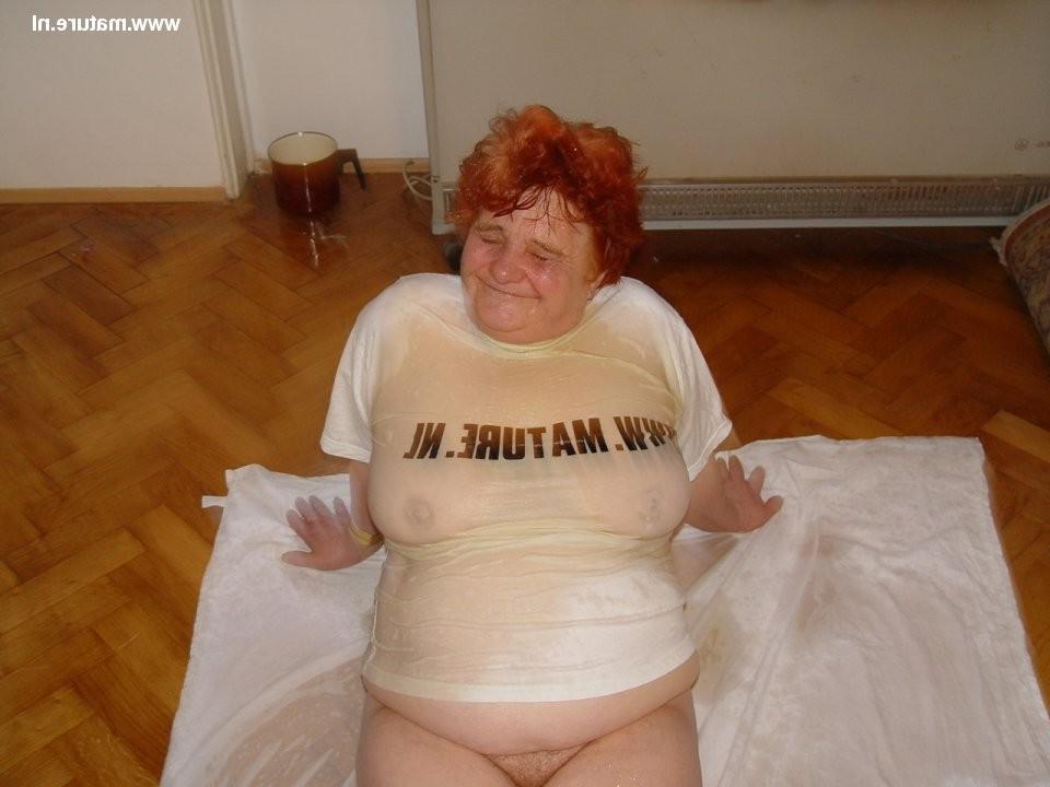16P mature fat slut pissed under
