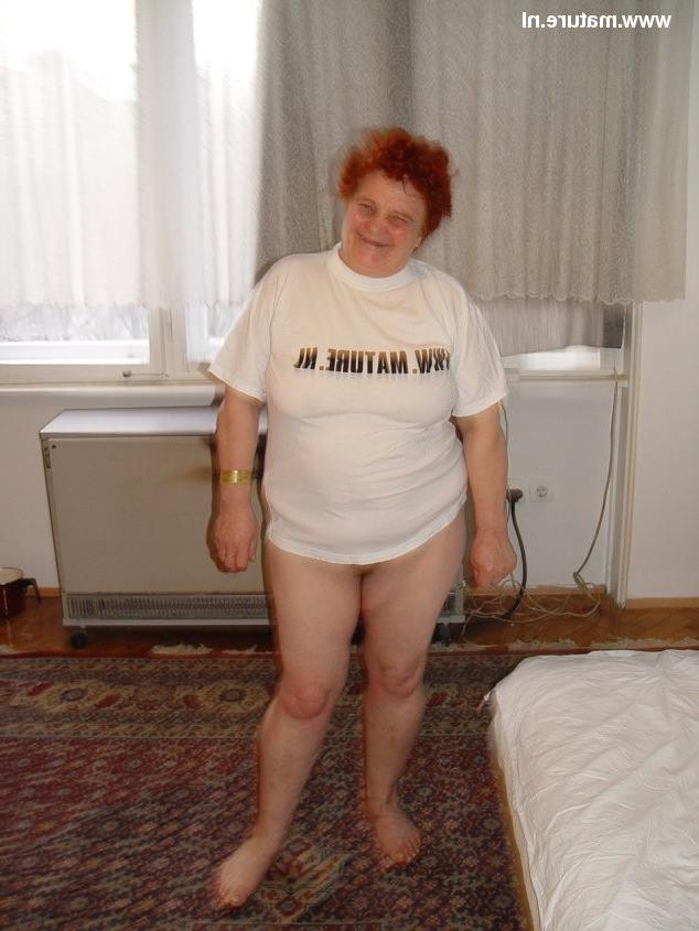 16P mature fat slut pissed under