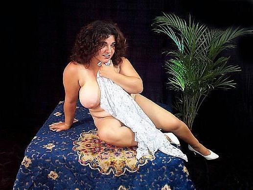 20P Fat big curly housewife posing