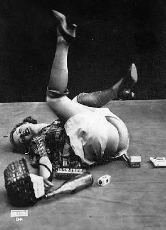 16P Vintage babes shows huge melons and fatty ass