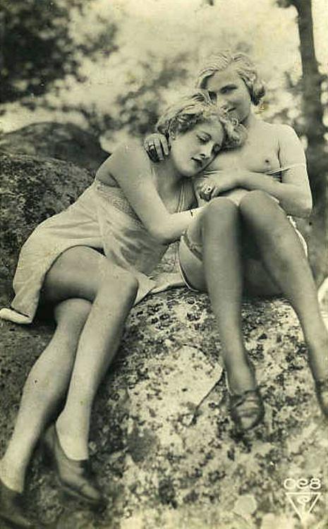 16P Vintage babes shows huge melons and fatty ass
