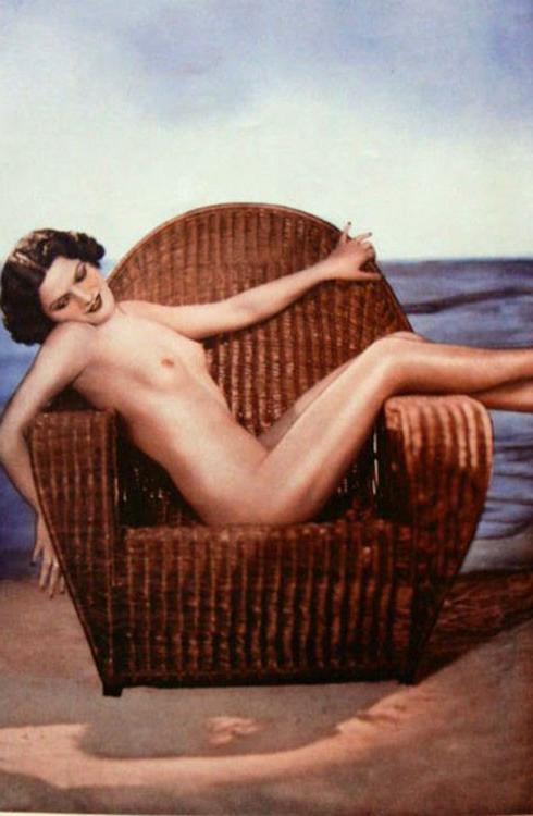 16P Retro photos with busty girls uncovering their treasures