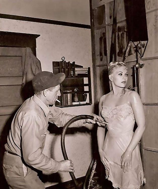 16P Retro photos with busty girls uncovering their treasures
