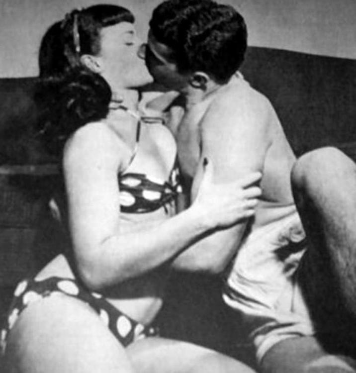16P Retro photos with busty girls uncovering their treasures