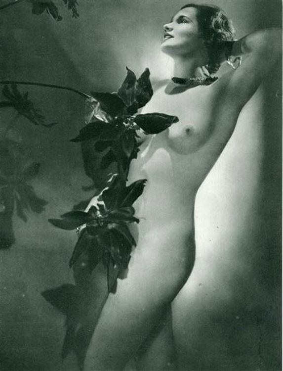 16P Retro photos with busty girls uncovering their treasures