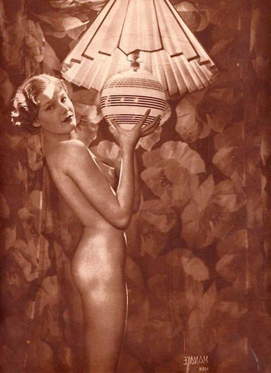 16P Retro photos with busty girls uncovering their treasures