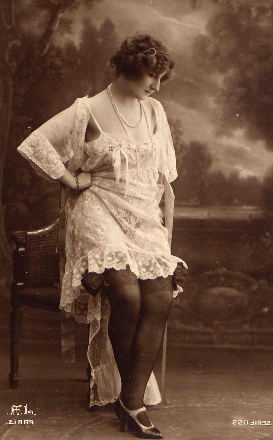16P Vintage girls showing their sexy boobs in the past