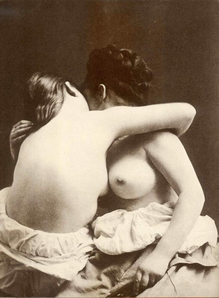 16P Vintage girls showing their sexy boobs in the past