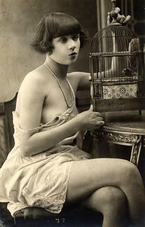 16P Vintage girls showing their sexy boobs in the past