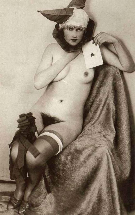 16P Vintage girls showing their sexy boobs in the past