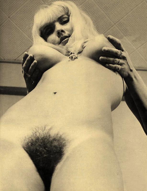 16P Vintage girls showing their sexy boobs in the past