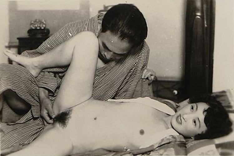 16P Pretty retro ladies show off their intimate place