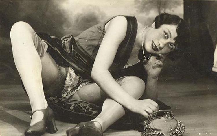 16P Pretty retro ladies show off their intimate place