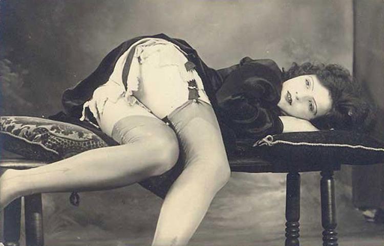 16P Pretty retro ladies show off their intimate place