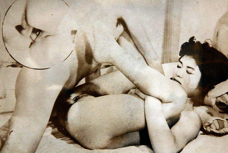 16P Pretty retro ladies show off their intimate place