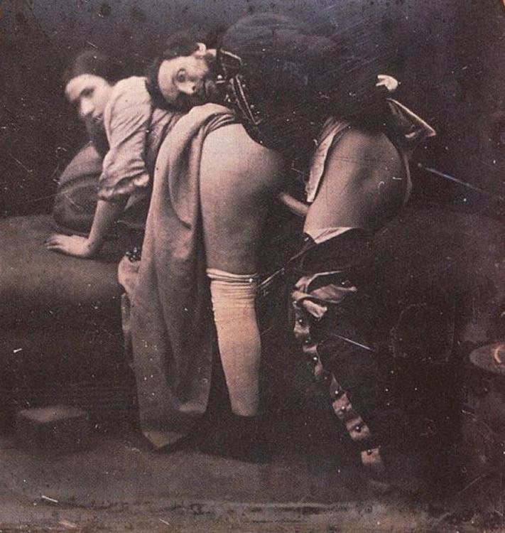 16P Pretty retro ladies show off their intimate place