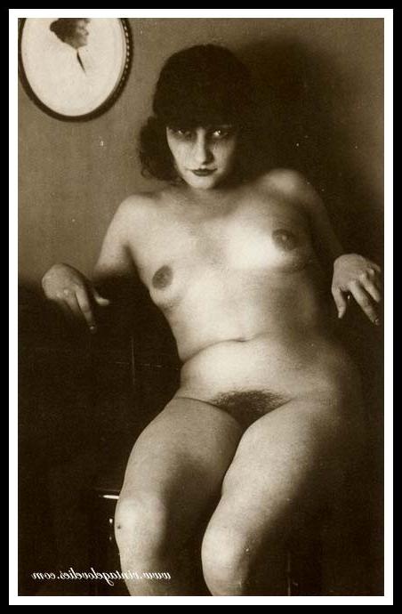 16P Hot antique chicks posing naked outdoors in the twenties