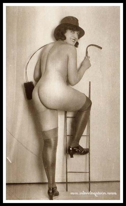 16P Hot antique chicks posing naked outdoors in the twenties