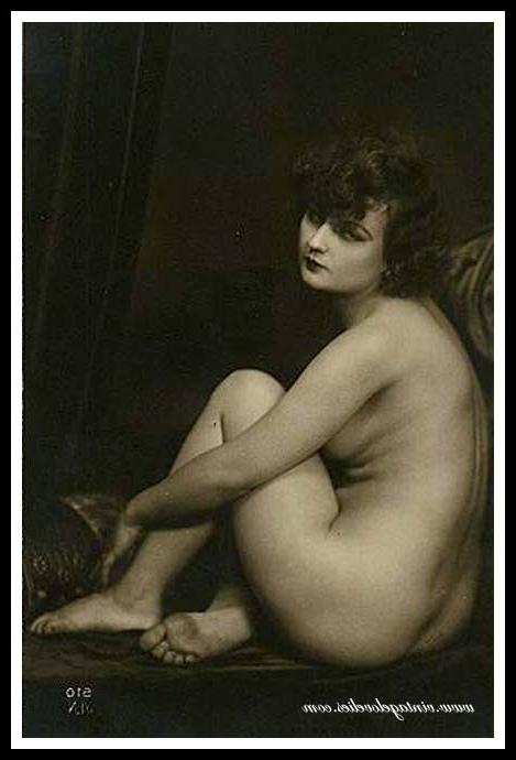 16P Hot antique chicks posing naked outdoors in the twenties