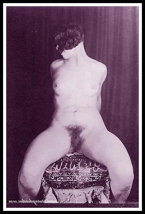 16P Hot antique chicks posing naked outdoors in the twenties