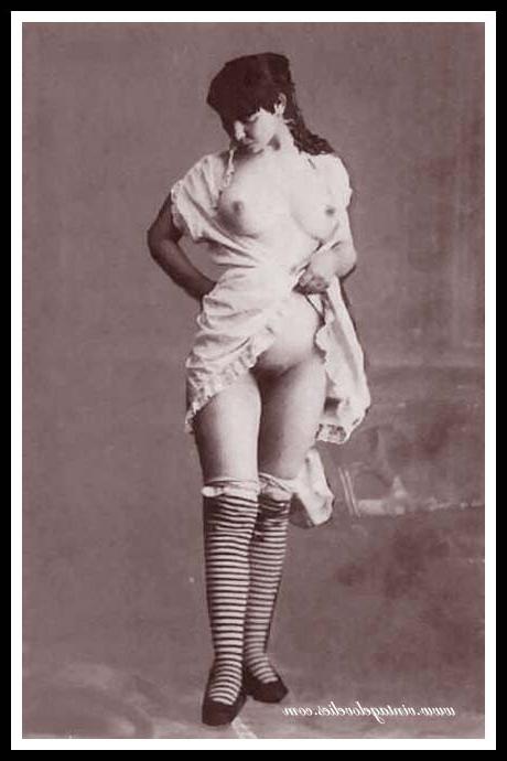 16P Hot antique chicks posing naked outdoors in the twenties