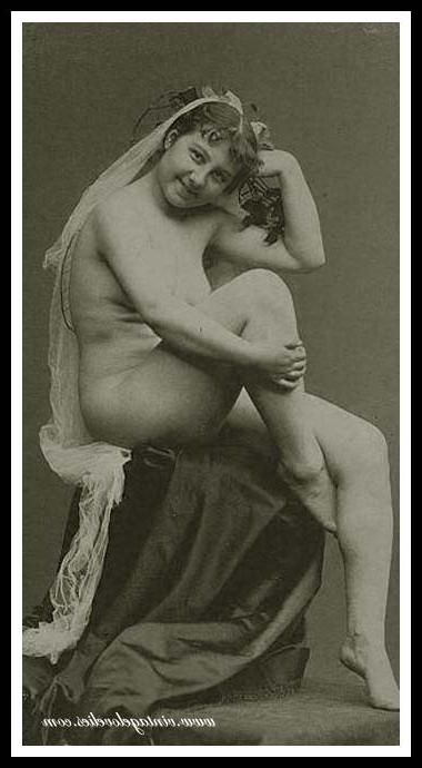 16P Hot antique chicks posing naked outdoors in the twenties