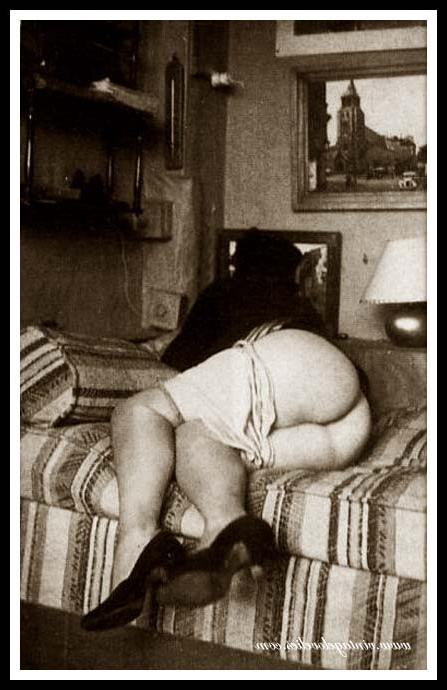 16P Hot antique chicks posing naked outdoors in the twenties