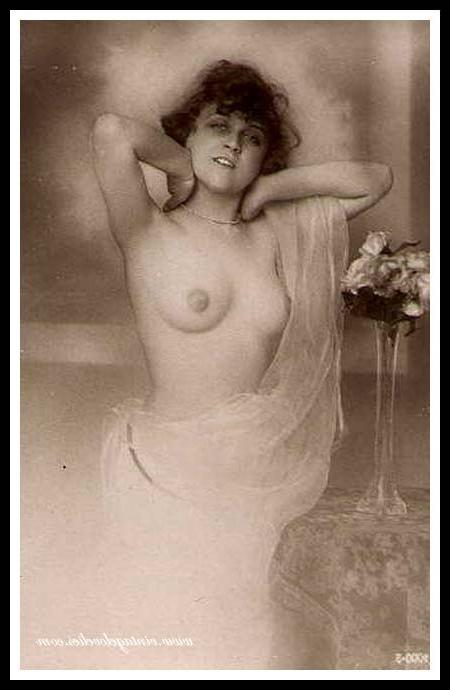 16P Hot antique chicks posing naked outdoors in the twenties