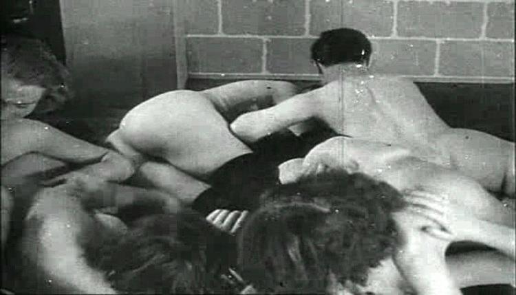 16P Some sexy and naked vintage chicks posing