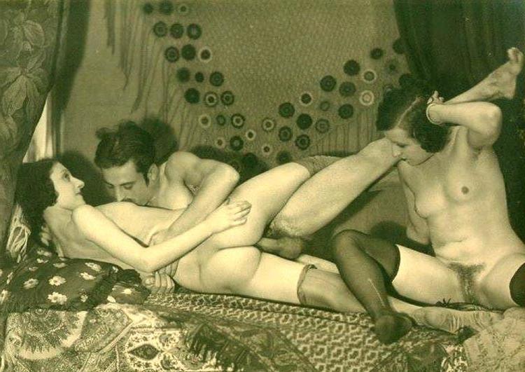 16P Some sexy and naked vintage chicks posing