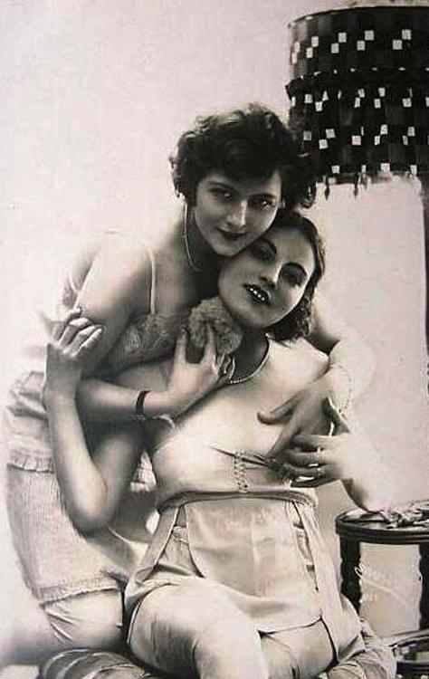 16P Some sexy and naked vintage chicks posing