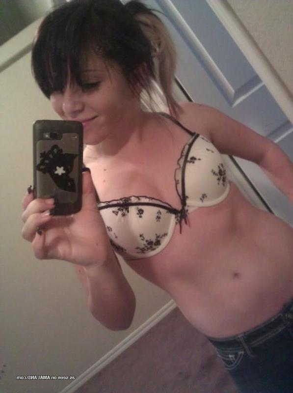 15P Sexy babe in lingerie self-shooting in front of the mirror