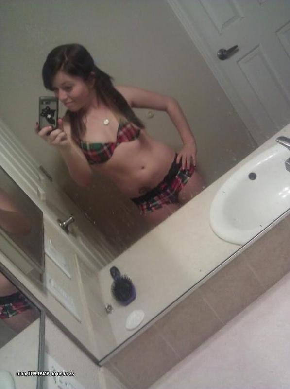 15P Sexy babe in lingerie self-shooting in front of the mirror