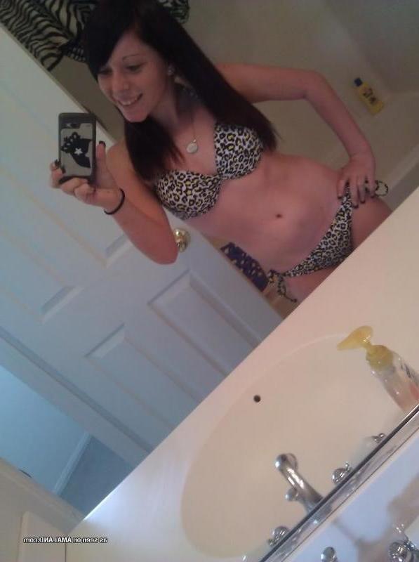 15P Sexy babe in lingerie self-shooting in front of the mirror