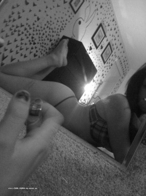 15P Sexy babe in lingerie self-shooting in front of the mirror
