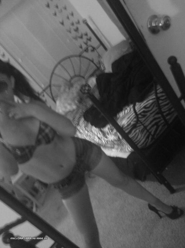 15P Sexy babe in lingerie self-shooting in front of the mirror