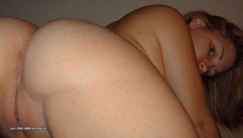 14P Blonde bimbo teasing on cam by playing with her pussy